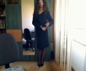 Молодая девушка дома танцует стриптиз